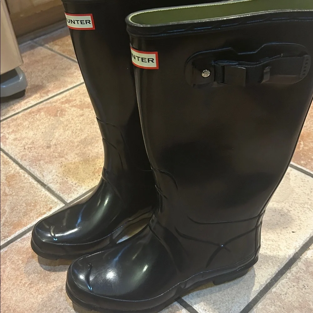 Hunter Original Tall Gloss Rain Boots, Black with green interior, Size 7M/8F